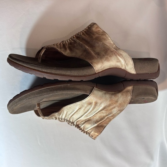 TAOS Sz 10 Gift 2 Front Post Ruched Gold Sandals Confort Insoles Leather - Picture 7 of 9